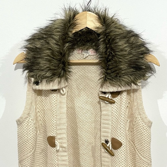NWOT Pink Republic Faux Fur Collar Wooden Toggle Button Front Sweater Vest - Picture 3 of 16